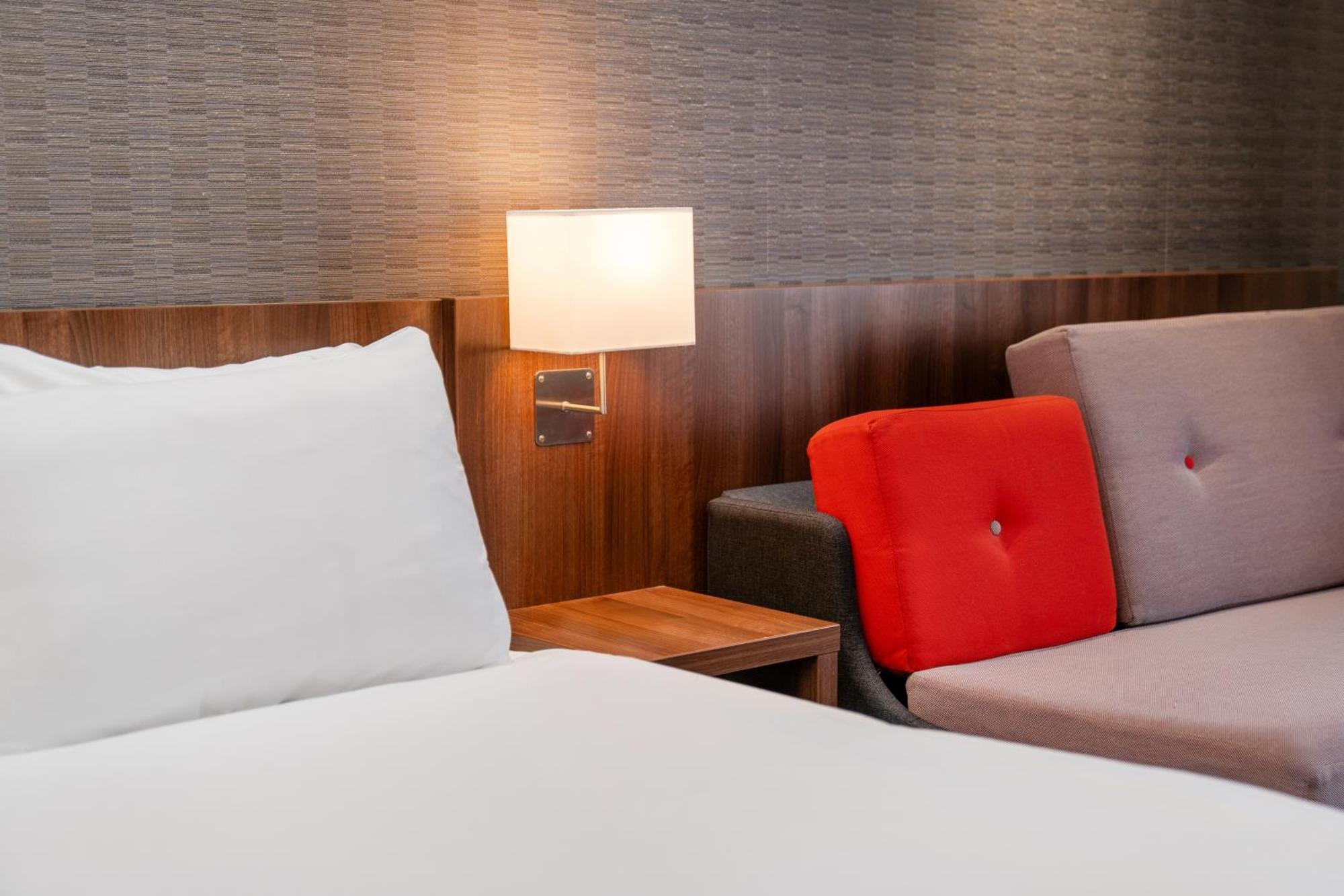 Holiday Inn Express Cambridge Duxford M11 Jct 10 By Ihg Zewnętrze zdjęcie