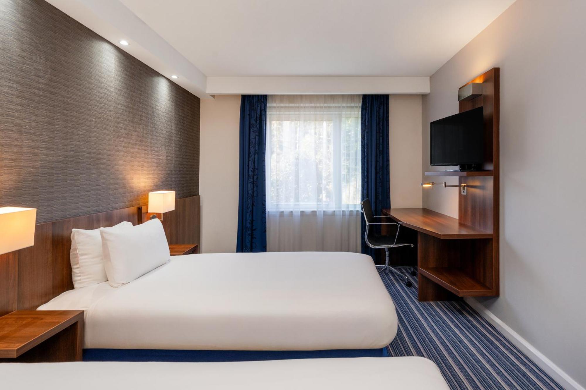 Holiday Inn Express Cambridge Duxford M11 Jct 10 By Ihg Zewnętrze zdjęcie