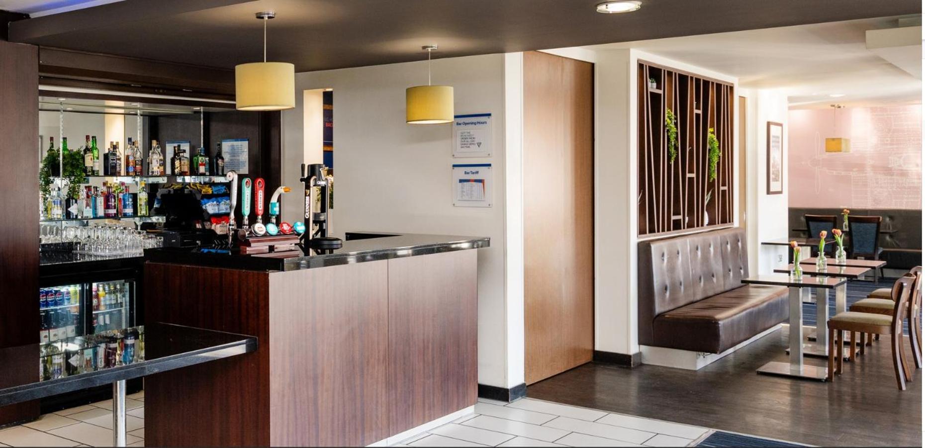 Holiday Inn Express Cambridge Duxford M11 Jct 10 By Ihg Zewnętrze zdjęcie