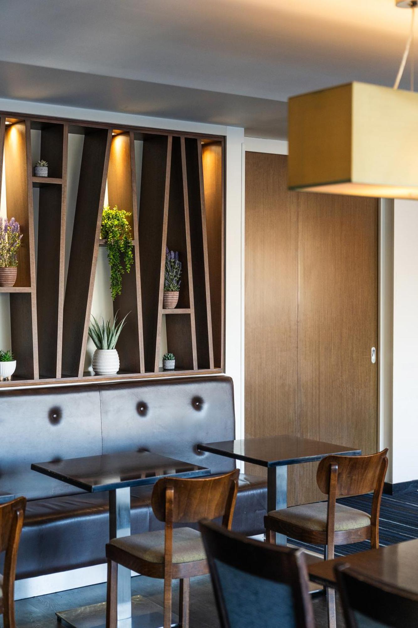 Holiday Inn Express Cambridge Duxford M11 Jct 10 By Ihg Zewnętrze zdjęcie